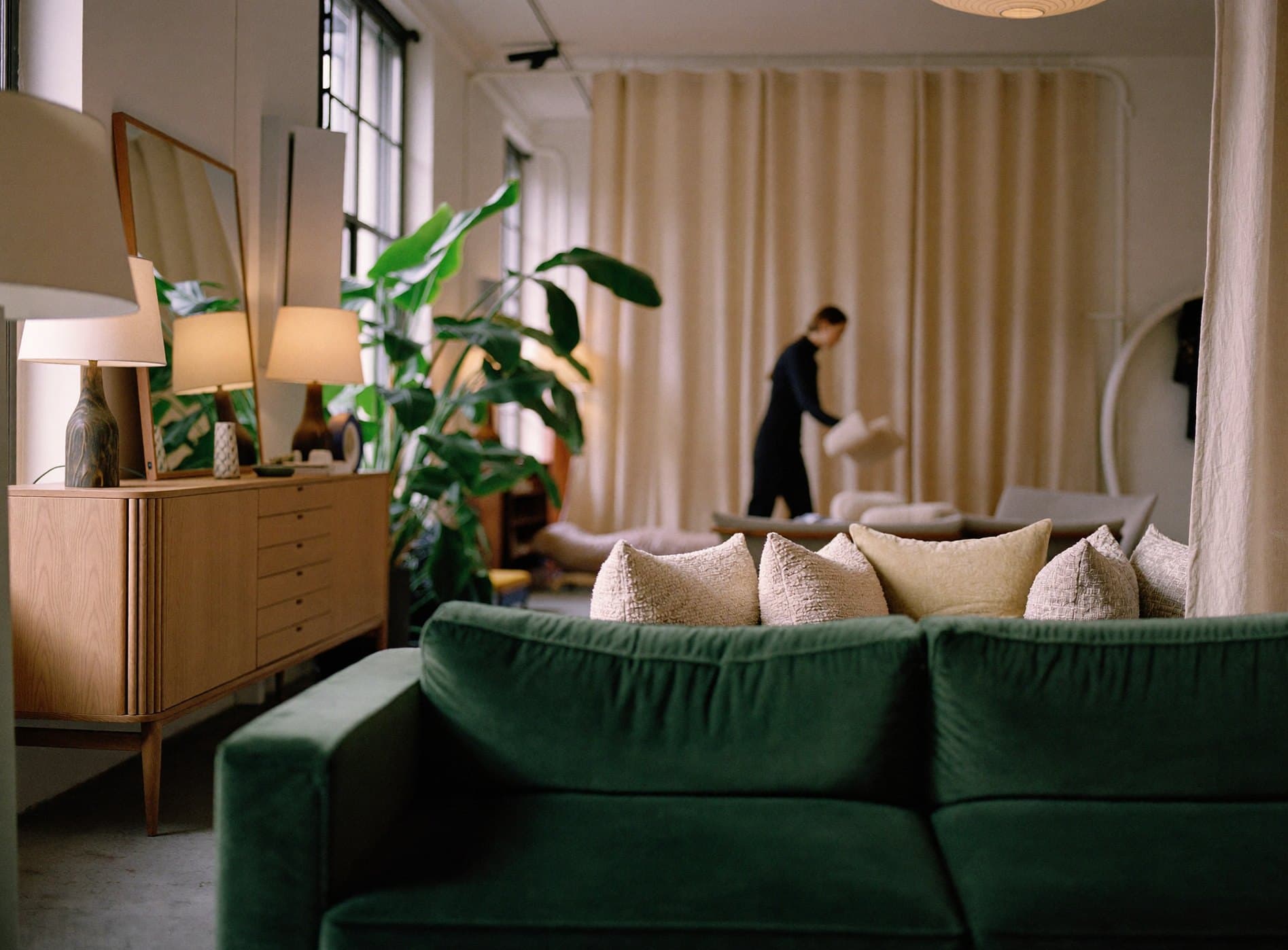 Showroom van Maison Verde met een groene velours bank